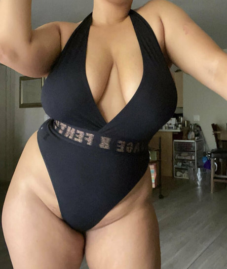 famousaria star nudes picture