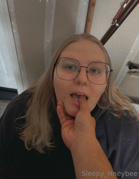 sleepy hneybee nudes model pictures