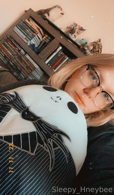 sleepy hneybee Profile pic