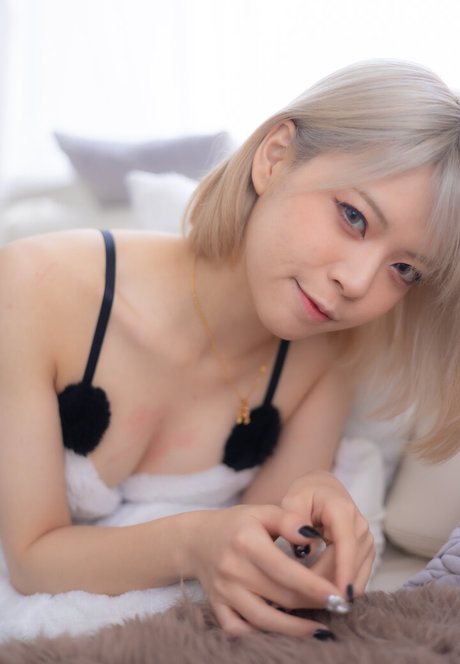 Ponyoouji model naked photo