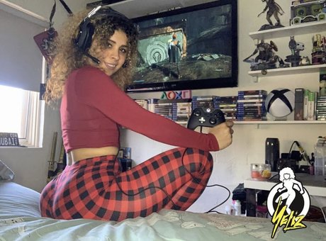 JustYeliz model top image