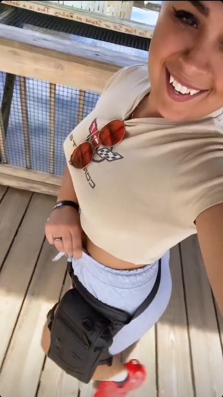 JustYeliz star adult photos