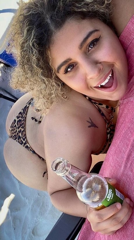 JustYeliz high quality model images