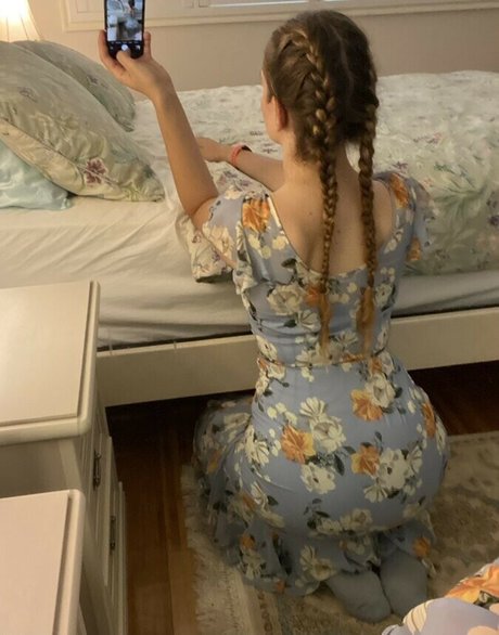 RoxyTall nude model picture