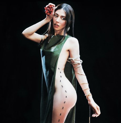 Caroline Polachek model pretty pics