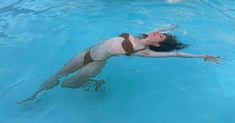 Caroline Polachek model naked image