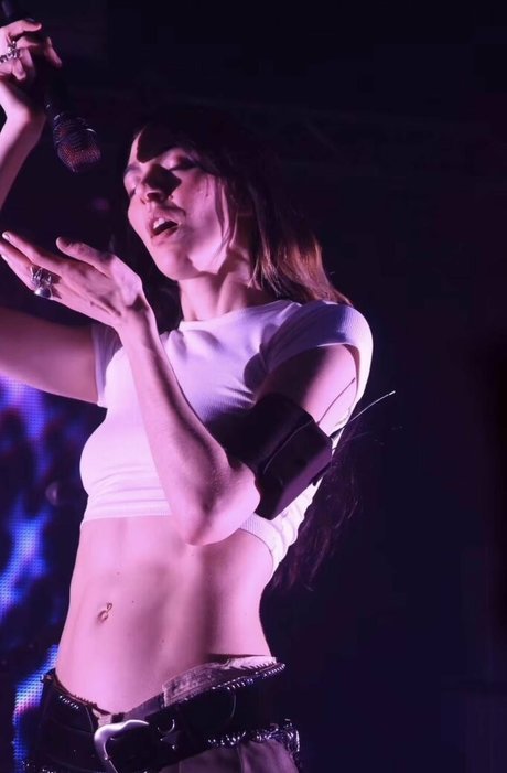 Caroline Polachek nude star pic