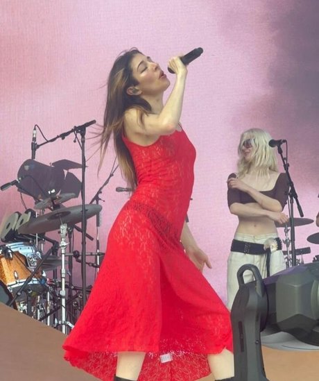 Caroline Polachek model erotic photos