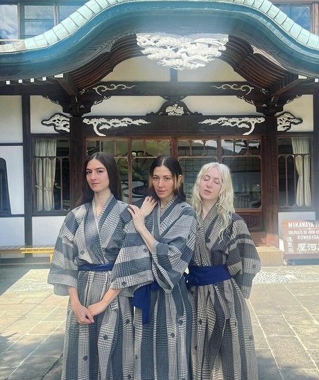 Caroline Polachek hot star gallery