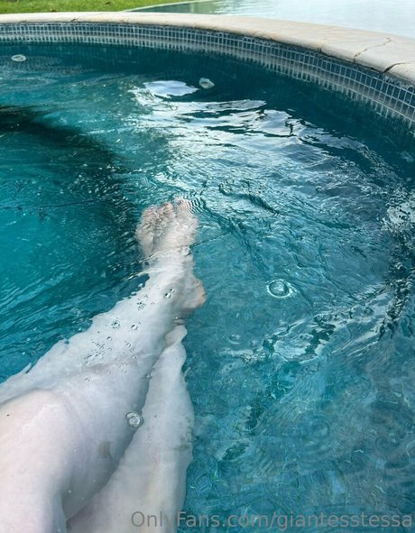 giantesstessa nudes star gallery