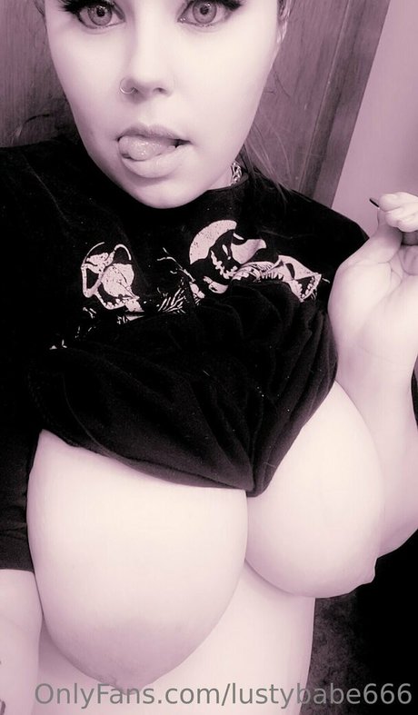 lustybabe666 naked model image