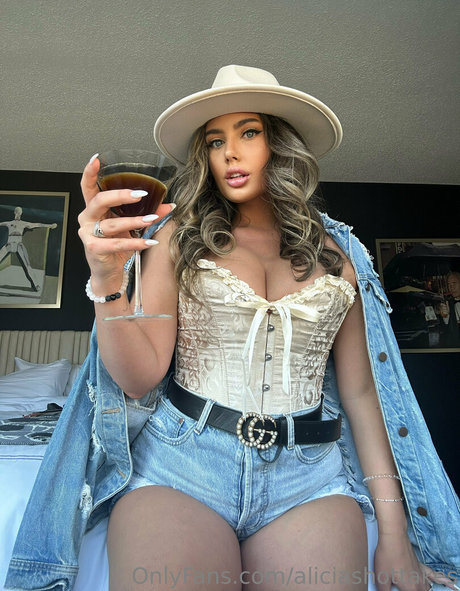 aliciashottakes exclusive star photo