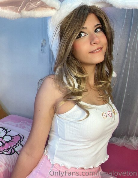 Lunaloveton model top photo