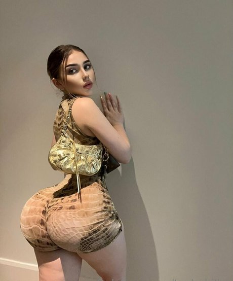 taylerhillss model nude photo