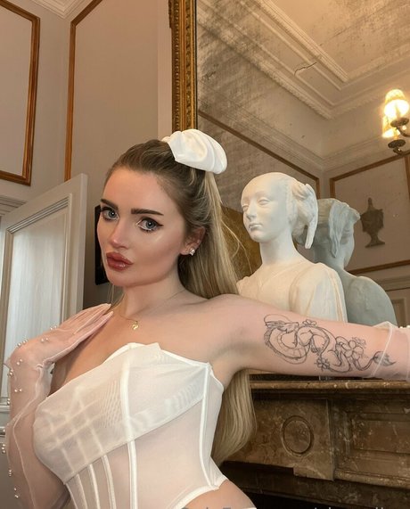 cixraxlive model pornographic images