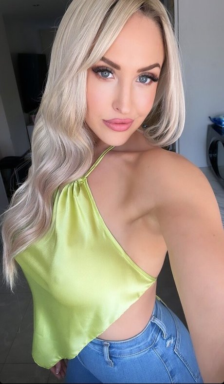 Emma Jones star top picture