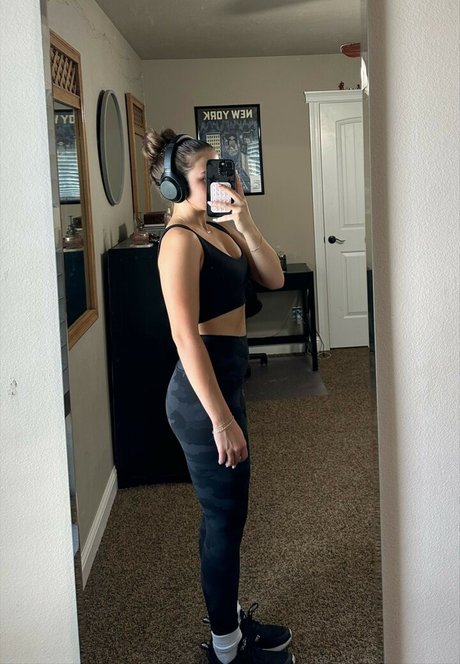 Avia Butler pretty actress pictures