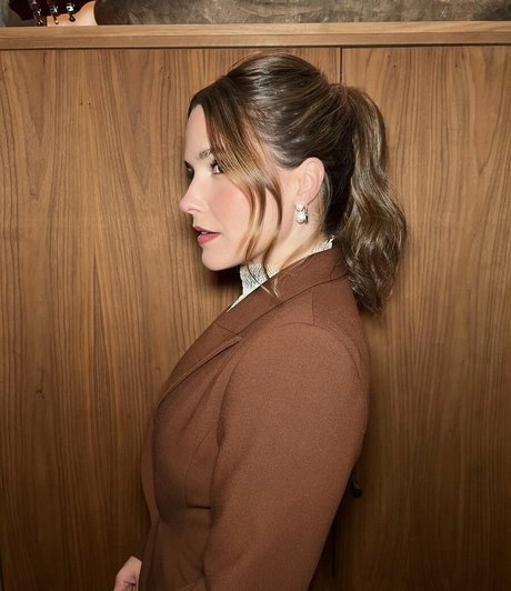 Sophia Bush star art photos