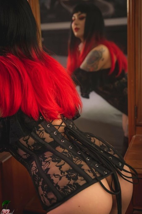 Synthia Valentine sexy model pic