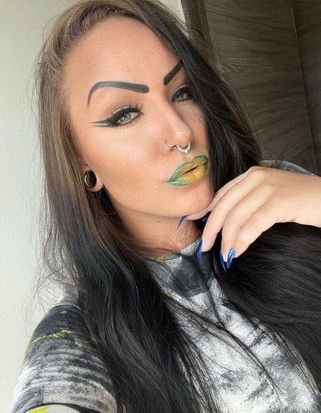 shiny queen sex model img