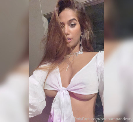 Poonam Pandey model adult pic