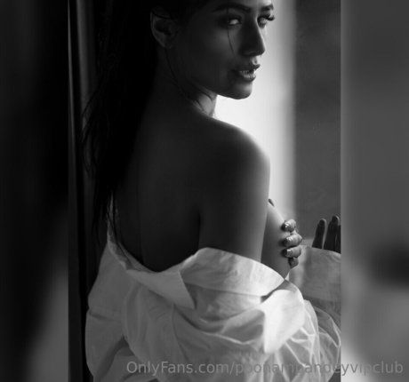 Poonam Pandey top model images