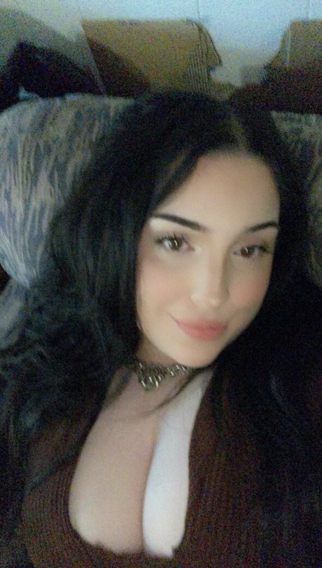 Angelinuhz adult model pic