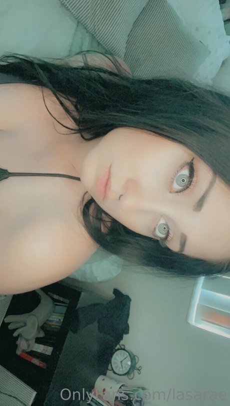 lasarae naked model image