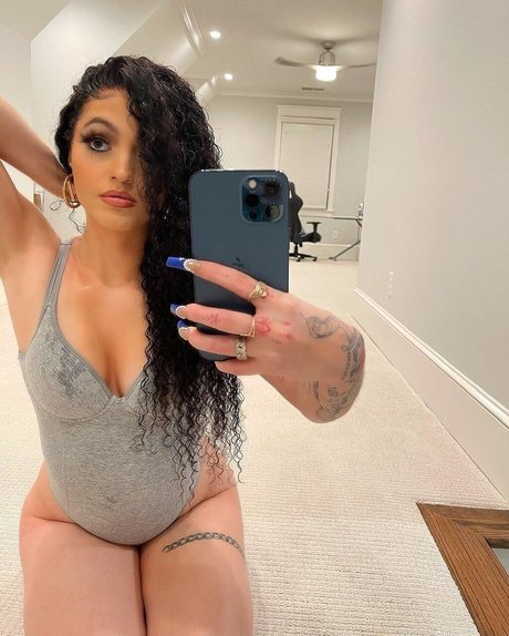 Woah Vicky model high quality images