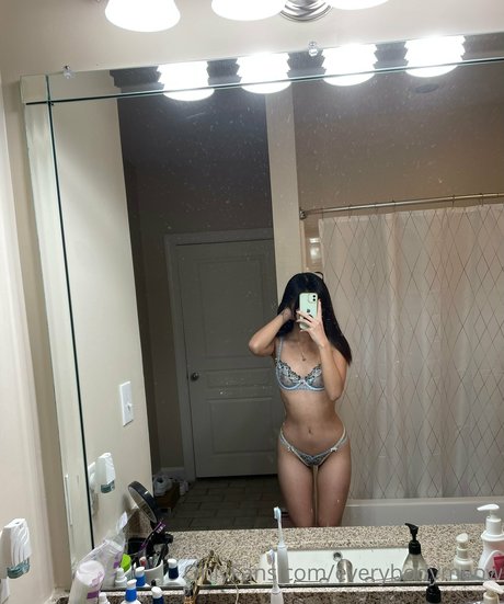 Lilsquirtz pornstar nude picture