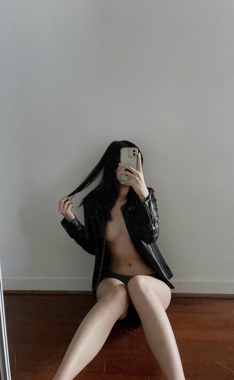 Lilsquirtz model erotic photo