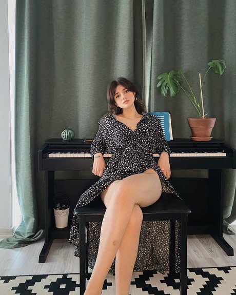 Buse yilmaz beautiful actress img