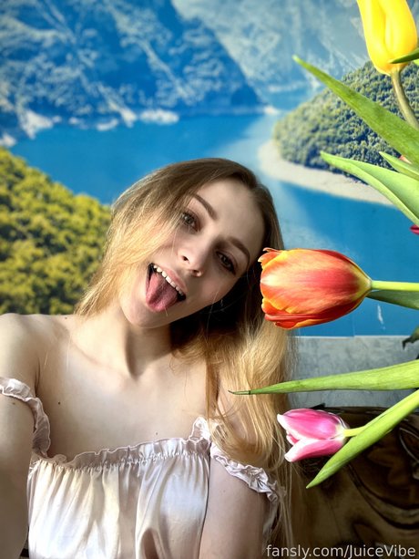 JuiceVibe erotic model photo