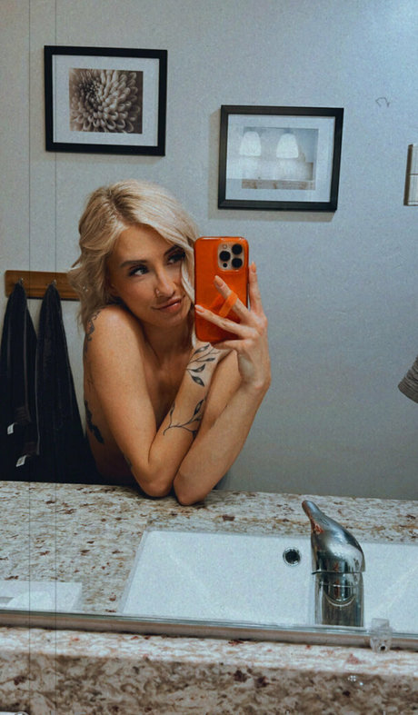 Aria Adams star image