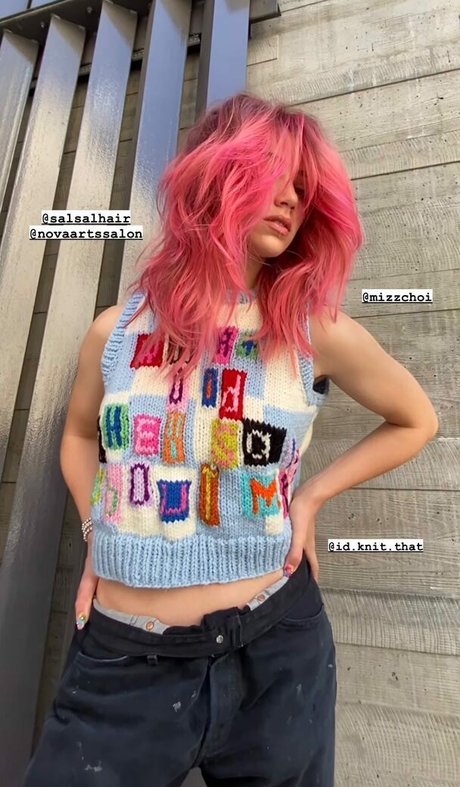 Emily Rudd model hot img