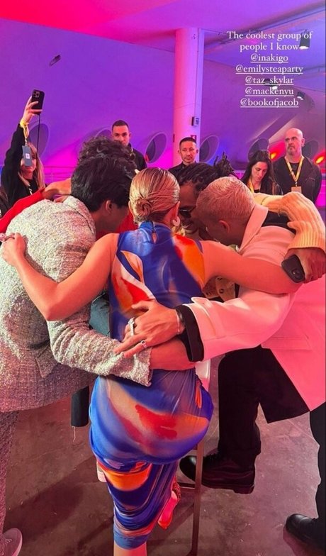 Emily Rudd star naked pic