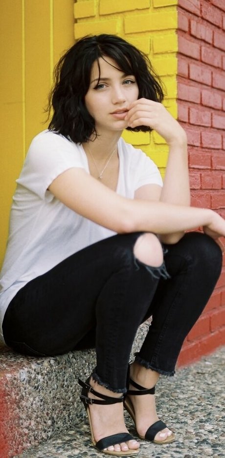 Emily Rudd star erotic pic