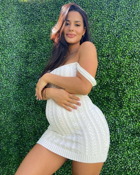 Katya Elise Henry model erotic img