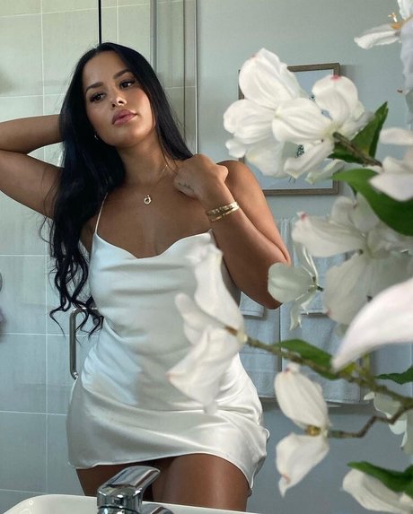 Katya Elise Henry beautiful model picture