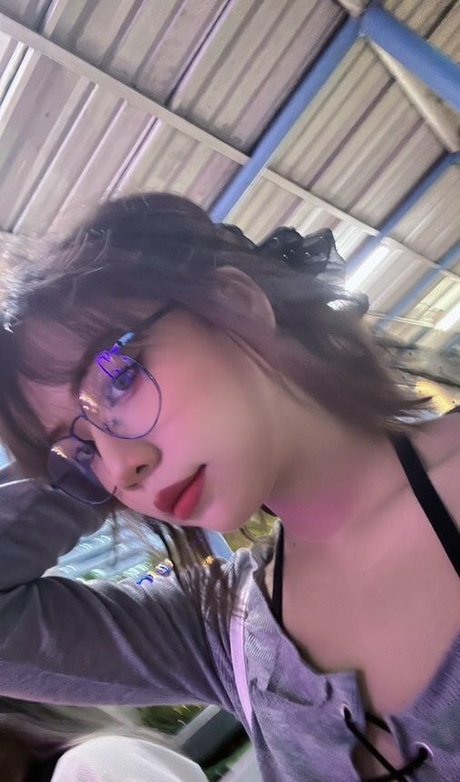 Risanomsyu naked model image