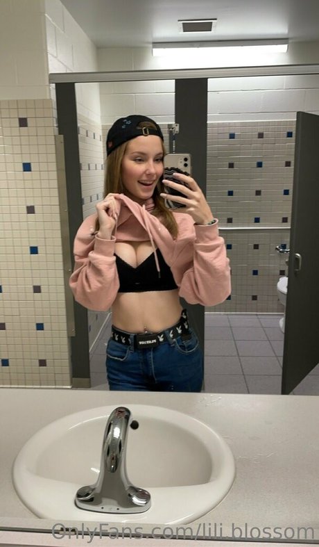 lili blossom high quality pornstar image