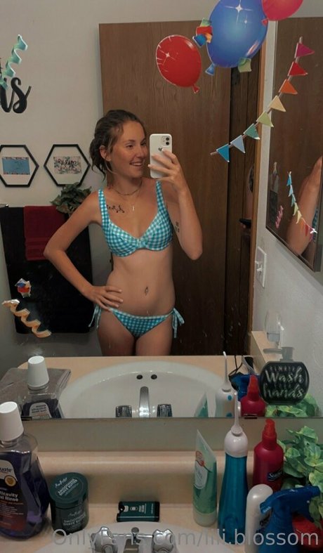 lili blossom star top photo