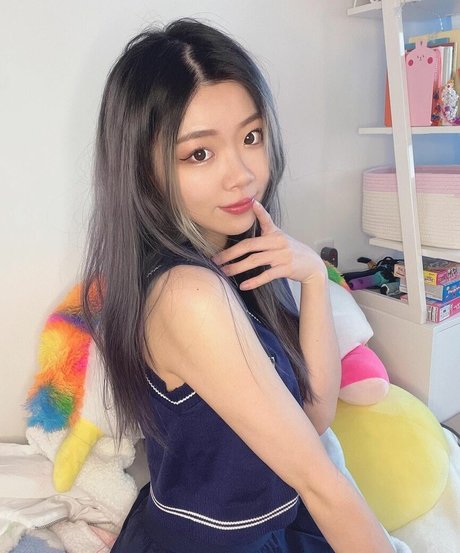 igumdrop pornographic model picture