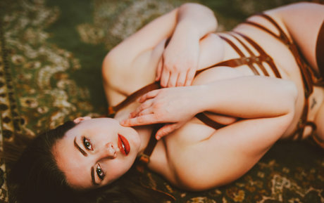 Lillias Right nude model picture