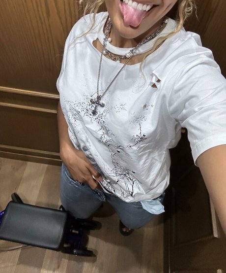 Sydeon model naked pictures