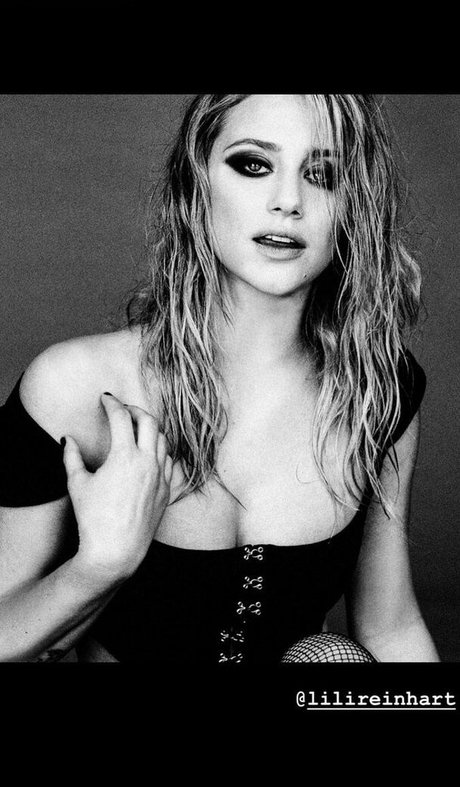 Lili Reinhart star naked pics