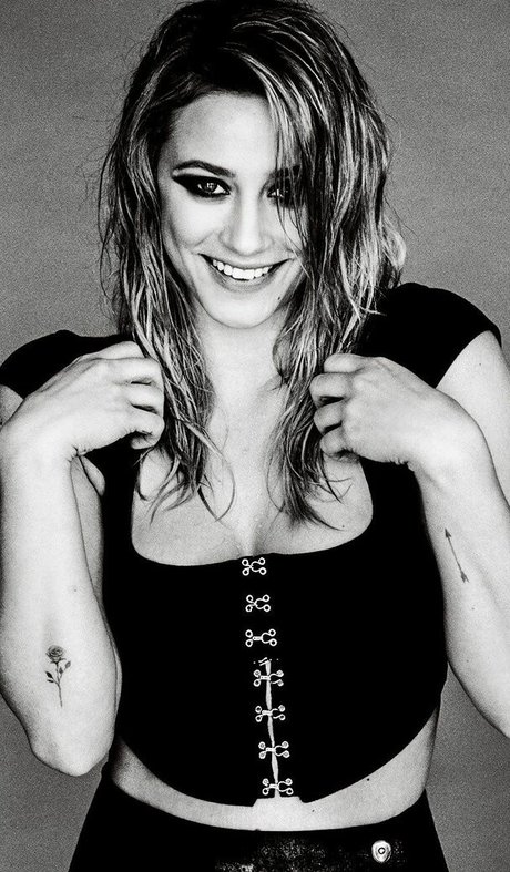 Lili Reinhart star pornographic archive