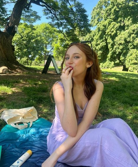 Ellie Schnitt model img