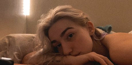 snitchesgetstiches model pretty pic