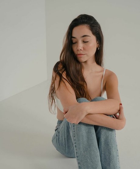 Desiree Flores model exclusive img